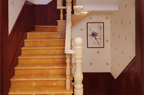 桂东中式别墅室内汉白玉石楼梯的定制安装装饰效果